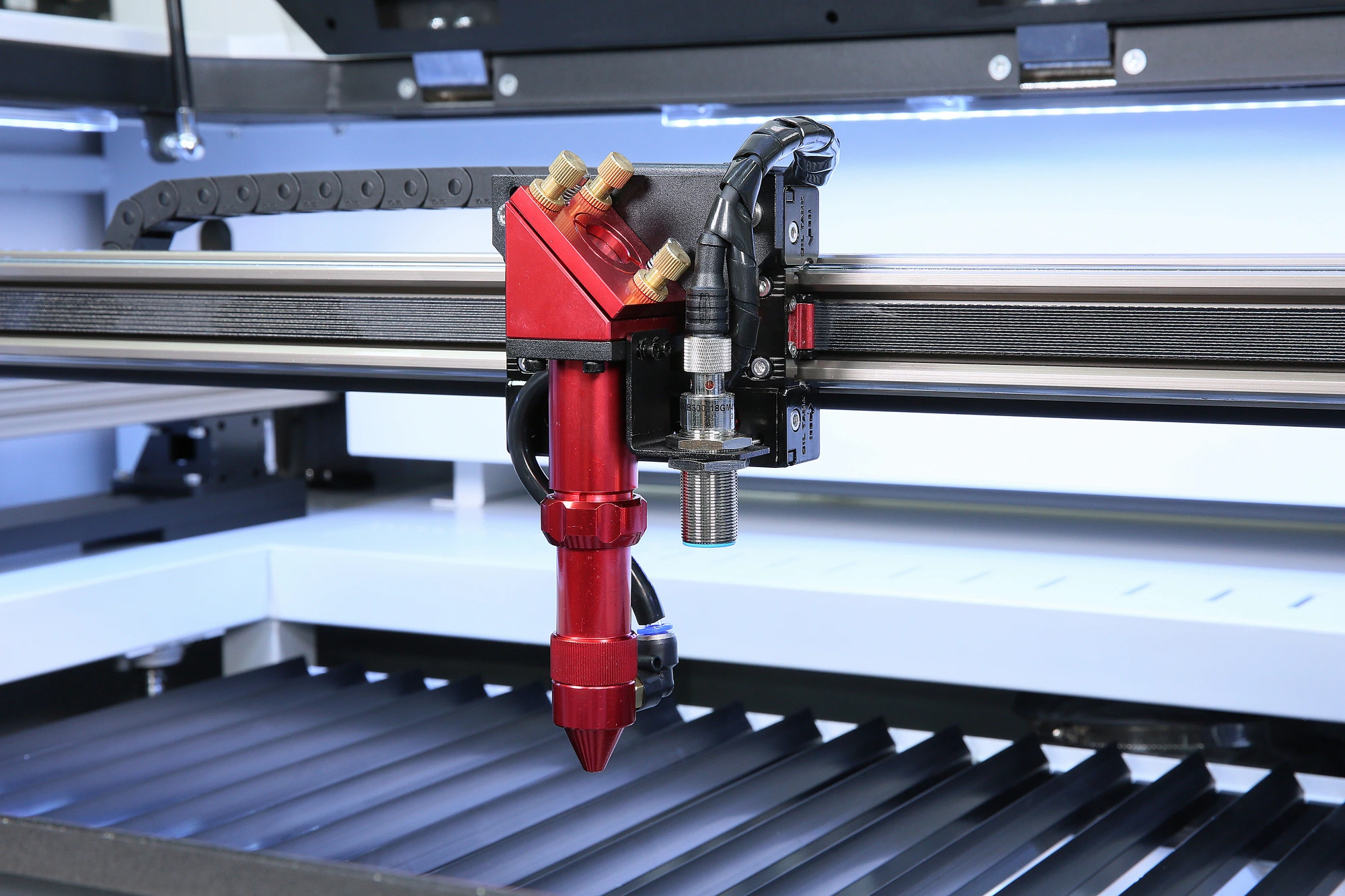 FLS CO2 laser head over the cutting bed